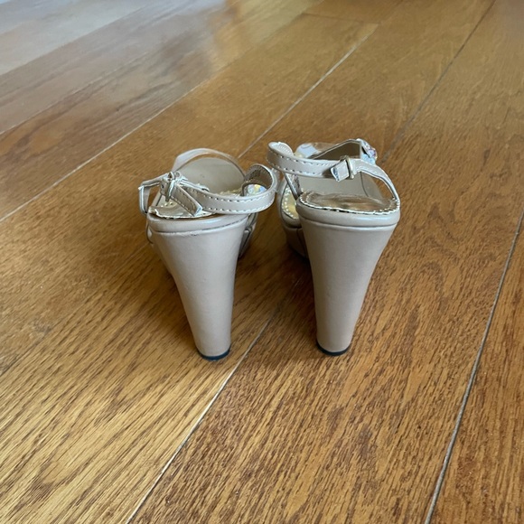 Jonathan Kayne Autographed Nude Pageant Heels Size 6 - Picture 4 of 5